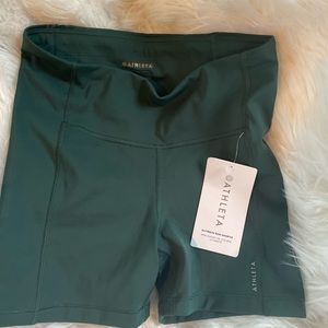 ATHLETA ULTIMATE RUN SHORTIE IN SEAWEED SNACK NWT